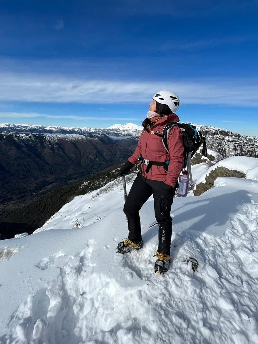 Arantxa Mol de pie en un filo nevado, mirando el valle y la cordillera