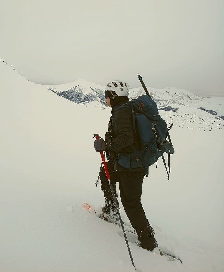Rodrigo Paredes ascendiendo con esquís por una ladera nevada