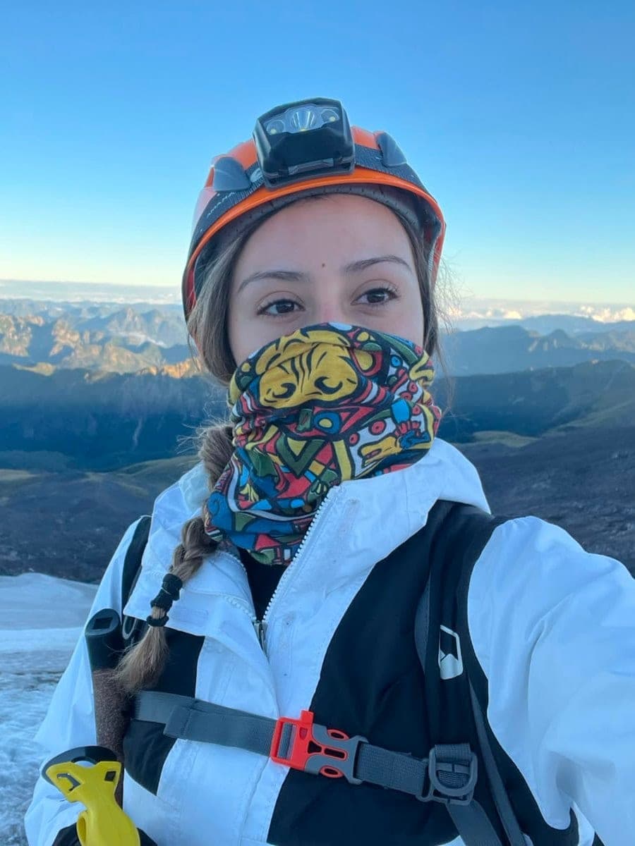 Valentina Cortés al amanecer en altura, con la cordillera al fondo